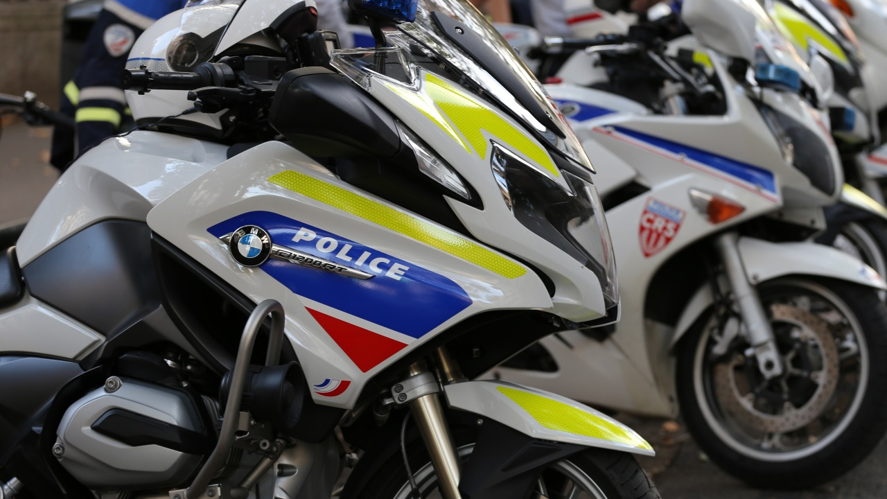 Policier percuté près de Cannes : une conductrice en fuite interpellée après des tirs d’un agent