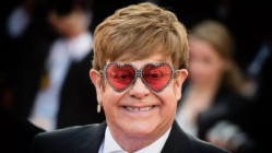Elton John hospitalisé après une chute à Nice Elton John hospitalisé après une chute à Nice
