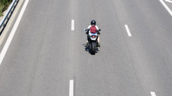 Grasse : un motard de 31 ans meurt après avoir percuté un rail de sécurité Grasse : un motard de 31 ans meurt après avoir percuté un rail de sécurité