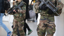 Nice : des militaires vis&eacute;s par un laser, des armes factices retrouv&eacute;es chez le suspect