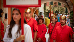 Roquebrune-Cap-Martin : costumes, soupe au pistou et cort&egrave;ge historique pour honorer un v&oelig;u vieux de 559 ans