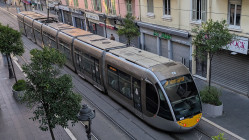 Un homme alcoolis&eacute; lance une bouteille sur un tramway, un enfant l&eacute;g&egrave;rement touch&eacute;
