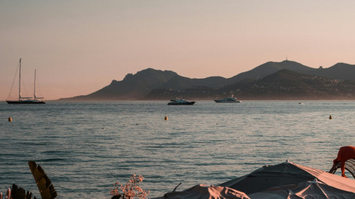 Collision de bateaux dans la baie de Cannes : les recherches arr&ecirc;t&eacute;es apr&egrave;s la disparition d&rsquo;un jeune homme