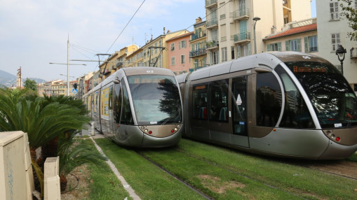 Nice : une moto finit sous un tramway en pleine nuit