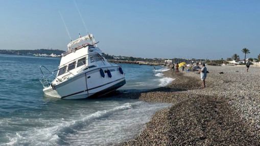 Antibes : trois plages ferm&eacute;es apr&egrave;s l&rsquo;&eacute;chouement d&rsquo;un bateau de plaisance