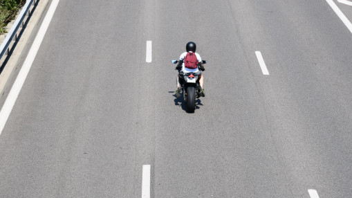 Grasse : un motard de 31 ans meurt après avoir percuté un rail de sécurité Grasse : un motard de 31 ans meurt après avoir percuté un rail de sécurité