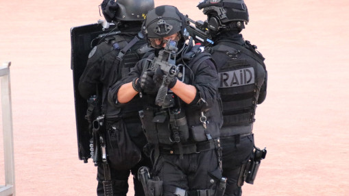 Le Raid intervient à Nice : un adolescent retrouvé mort, son père grièvement blessé après avoir alerté la police Le Raid intervient à Nice : un adolescent retrouvé mort, son père grièvement blessé après avoir alerté la police