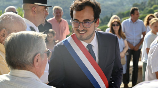 &Agrave; Cagnes-sur-Mer, le maire rappel&eacute; &agrave; l&rsquo;ordre apr&egrave;s le retrait du drapeau europ&eacute;en