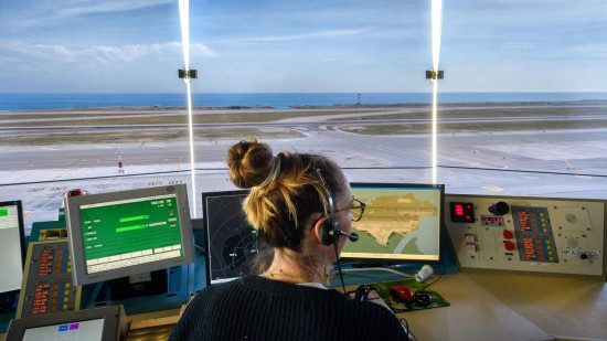 Collision évitée à Nice : Estrosi veut remplacer les contrôleurs aériens par des militaires