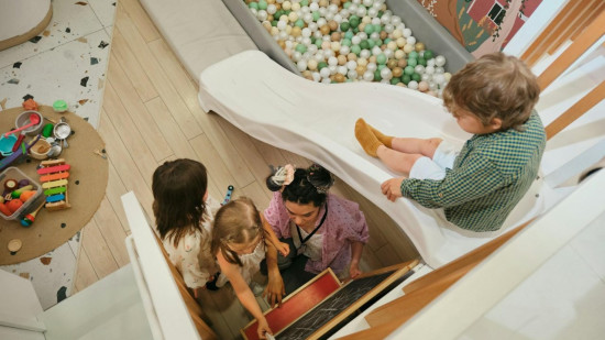 Crèches et assistantes maternelles : les familles peinent toujours à trouver une place sur la Côte d'Azur Crèches et assistantes maternelles : les familles peinent toujours à trouver une place sur la Côte d'Azur