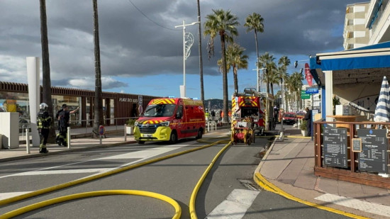 Immeuble évacué après un feu d’appartement à Antibes Juan-les-Pins Immeuble évacué après un feu d’appartement à Antibes Juan-les-Pins