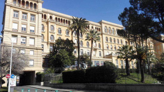 Nice : un collégien de 14 ans menace une surveillante avec un faux couteau Nice : un collégien de 14 ans menace une surveillante avec un faux couteau