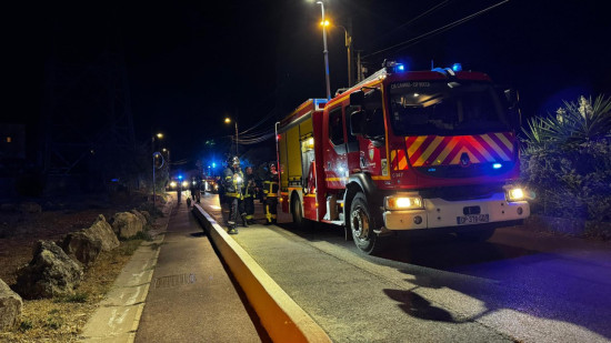 Trois blessés dans un accident impliquant deux motos et une voiture à Saint-Paul-de-Vence