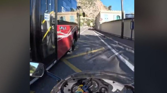 Un motard dénonce une conduite dangereuse d’un bus Lignes d’Azur : la direction condamne