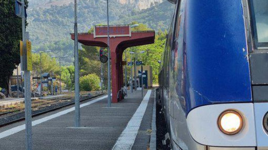 Une femme mortellement percutée par un train, la circulation des TER perturbée entre Toulon et Carnoules Une femme mortellement percutée par un train, la circulation des TER perturbée entre Toulon et Carnoules