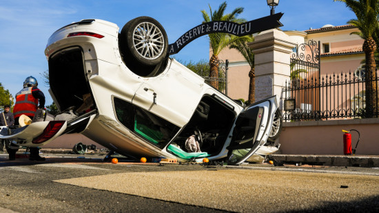 Une voiture retournée en plein cœur de Beaulieu-sur-Mer Une voiture retournée en plein cœur de Beaulieu-sur-Mer