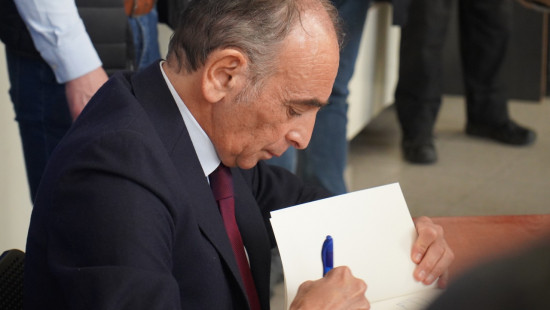 Eric Zemmour à Nice pour dédicacer son livre "Je n'ai pas dit mon dernier mot" et tacler Christian Estrosi