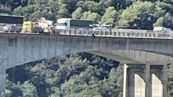 OGC Nice : Alexis Beka Beka, qui menaçait de se suicider sur un pont de l'A8, a été récupéré sain et sauf OGC Nice : Alexis Beka Beka, qui menaçait de se suicider sur un pont de l'A8, a été récupéré sain et sauf