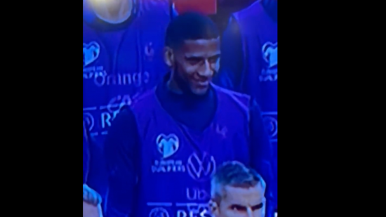 Jean-Clair Todibo (OGC Nice) éclate de rire pendant la minute de silence pour les victimes du conflit israélo-palestinien Jean-Clair Todibo (OGC Nice) éclate de rire pendant la minute de silence pour les victimes du conflit israélo-palestinien