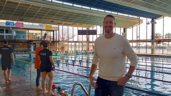 Alain Bernard apprend aux enfants à nager sur la Côte d'Azur