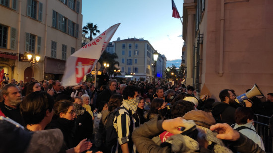 Des casseroles pour ne pas écouter Emmanuel Macron à Nice