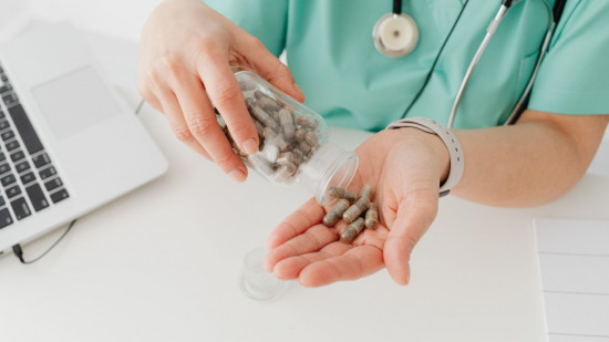 Doctolib mis en cause pour sa promotion des médecines alternatives