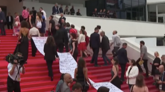 Festival de Cannes : les noms de 129 victimes de féminicides sur les marches Festival de Cannes : les noms de 129 victimes de féminicides sur les marches