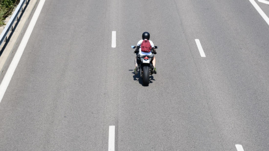 Grasse : un motard de 31 ans meurt apr&egrave;s avoir percut&eacute; un rail de s&eacute;curit&eacute;
