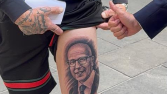 Il se fait tatouer &Eacute;ric Ciotti sur la cuisse et veut ajouter sa signature