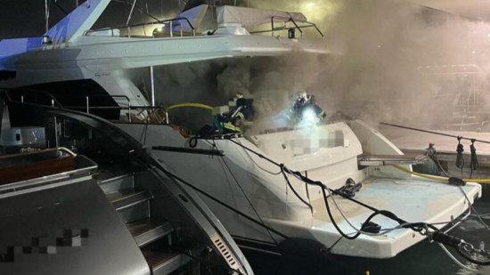 Incendie sur un bateau au port de Cannes à deux pas du Palais des Festivals Incendie sur un bateau au port de Cannes à deux pas du Palais des Festivals