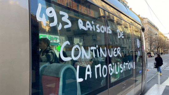 Le tram de Nice recouvert avec inscriptions anti-réforme Le tram de Nice recouvert avec inscriptions anti-réforme