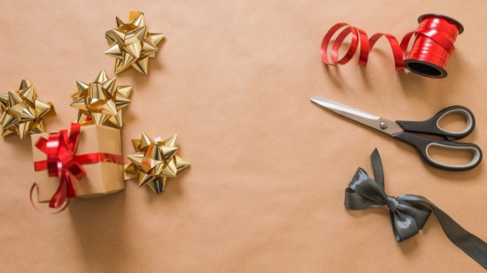 Les bénévoles emballent vos cadeaux de Noël Les bénévoles emballent vos cadeaux de Noël