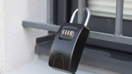 Nice et Cannes face aux boîtes à clés Airbnb : un bilan mitigé Nice et Cannes face aux boîtes à clés Airbnb : un bilan mitigé