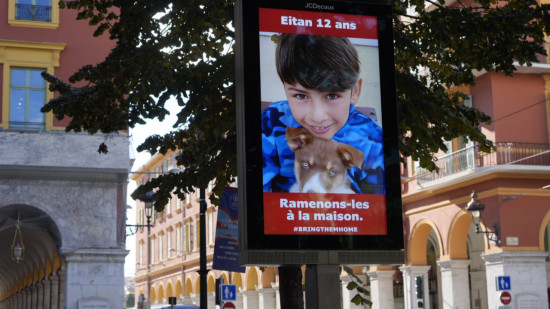 Nice : les portraits des enfants israéliens retenus en otage sur les panneaux de la ville
