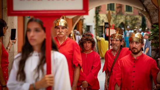 Roquebrune-Cap-Martin : costumes, soupe au pistou et cort&egrave;ge historique pour honorer un v&oelig;u vieux de 559 ans