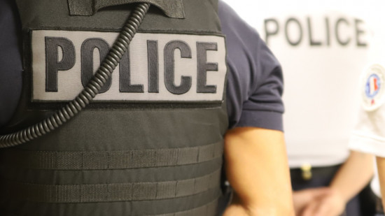 Scène de terreur à Nice : Un homme armé hurle "Allah Akbar" et menace de tuer des passants Scène de terreur à Nice : Un homme armé hurle "Allah Akbar" et menace de tuer des passants