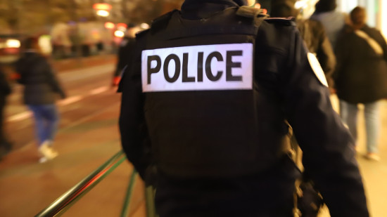 T&eacute;l&eacute;phone vol&eacute;, violences et crachats sur des policiers &agrave; Nice : une quinquag&eacute;naire &eacute;chappe au proc&egrave;s, ses victimes atterr&eacute;es