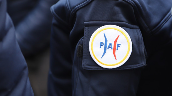 Trafic de drogue à l’aéroport de Nice : un policier incarcéré, un autre dans le viseur de la justice