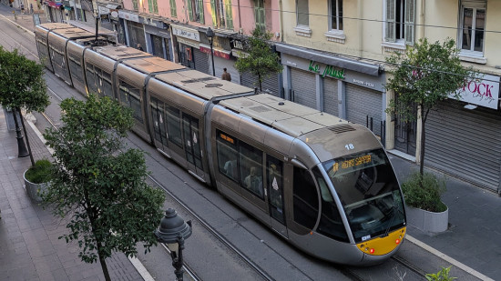 Un homme alcoolis&eacute; lance une bouteille sur un tramway, un enfant l&eacute;g&egrave;rement touch&eacute;