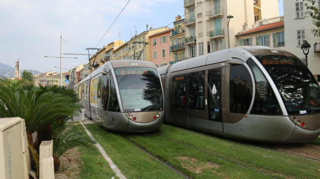 Nice : une moto finit sous un tramway en pleine nuit