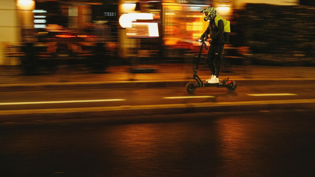 Trottinettes : casque et gilet obligatoires dans les Alpes-Maritimes