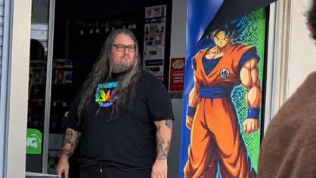 17 octobre : qui est Pierre, le vendeur de Micromania devenu le "Goku de Nice" sur les réseaux sociaux ? 17 octobre : qui est Pierre, le vendeur de Micromania devenu le "Goku de Nice" sur les réseaux sociaux ?