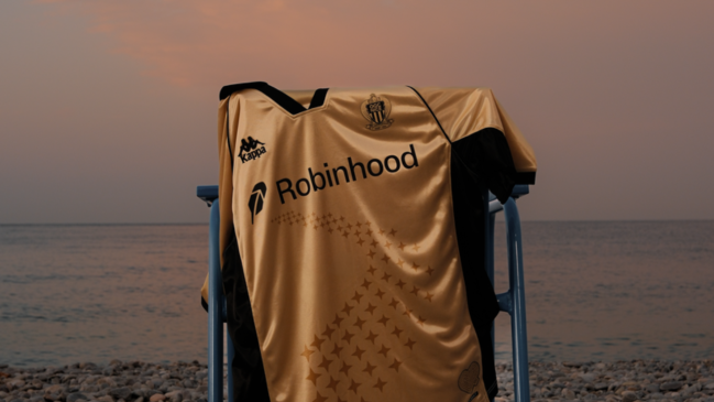 L’OGC Nice dévoile un troisième maillot en hommage aux victimes de l'attentat du 14 juillet 2016 L’OGC Nice dévoile un troisième maillot en hommage aux victimes de l'attentat du 14 juillet 2016