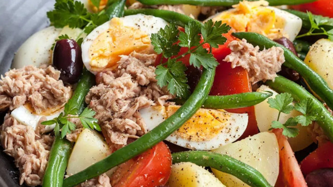 Ni pommes de terre ni haricots verts : dans la vraie salade ni&ccedil;oise, rien n'est cuit