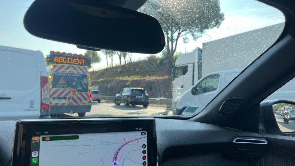 Accident grave sur l&rsquo;A8 entre Fr&eacute;jus et Cannes : un poids lourd couch&eacute;, le conducteur tu&eacute;