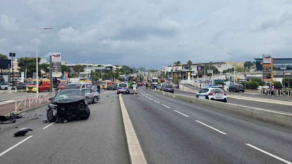 Antibes : carambolage spectaculaire, le chauffeur du poids lourd aurait agi volontairement