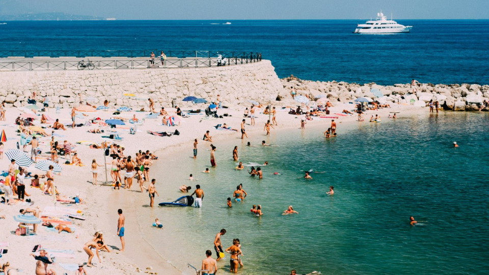 Antibes : un bateau s&rsquo;&eacute;choue sur une plage, trois secteurs interdits &agrave; la baignade par pr&eacute;caution