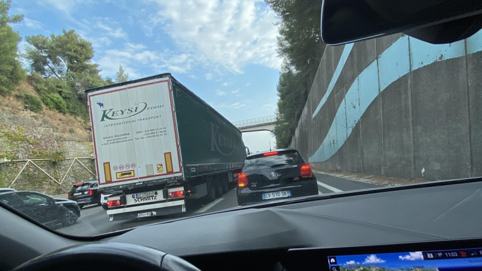 Camion en feu sur l&rsquo;A8 : 15 kilom&egrave;tres de bouchons entre Antibes et Villeneuve-Loubet