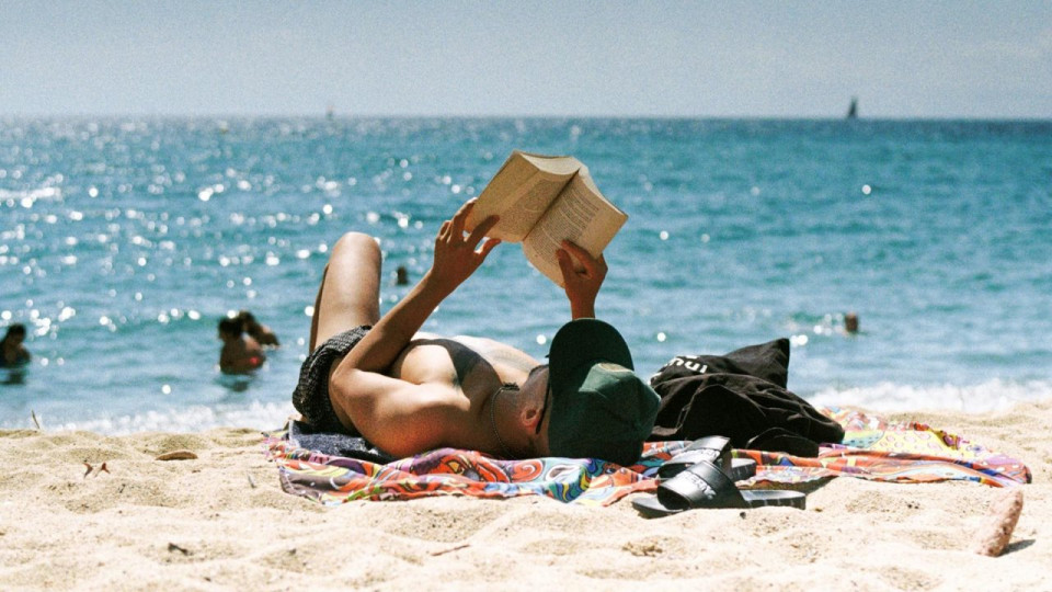 Cannes lit sur le sable avec "Pages &agrave; la plage"
