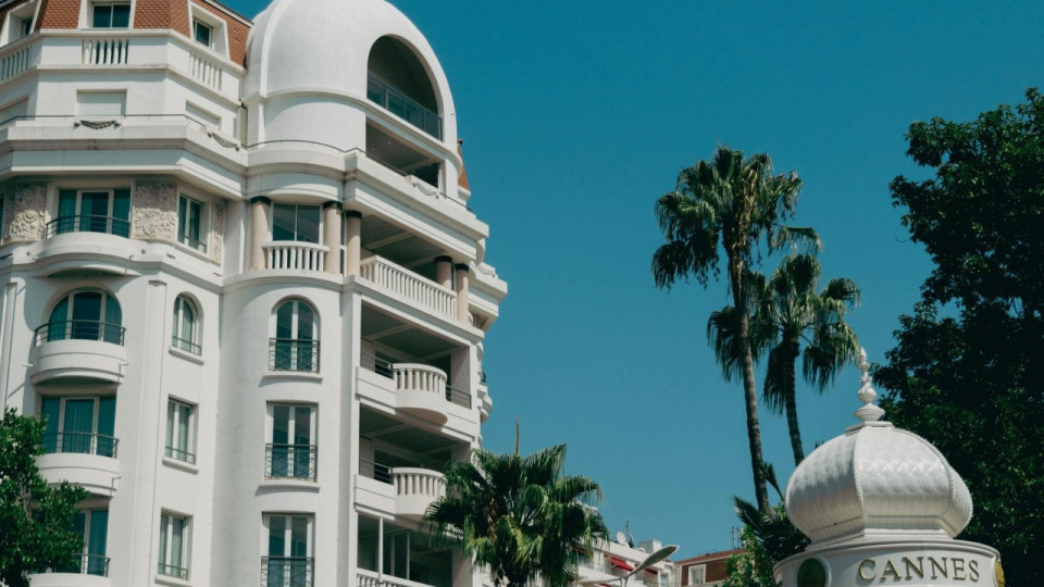 Côte d’Azur : la prolifération inquiétante des “hôtels fantômes”